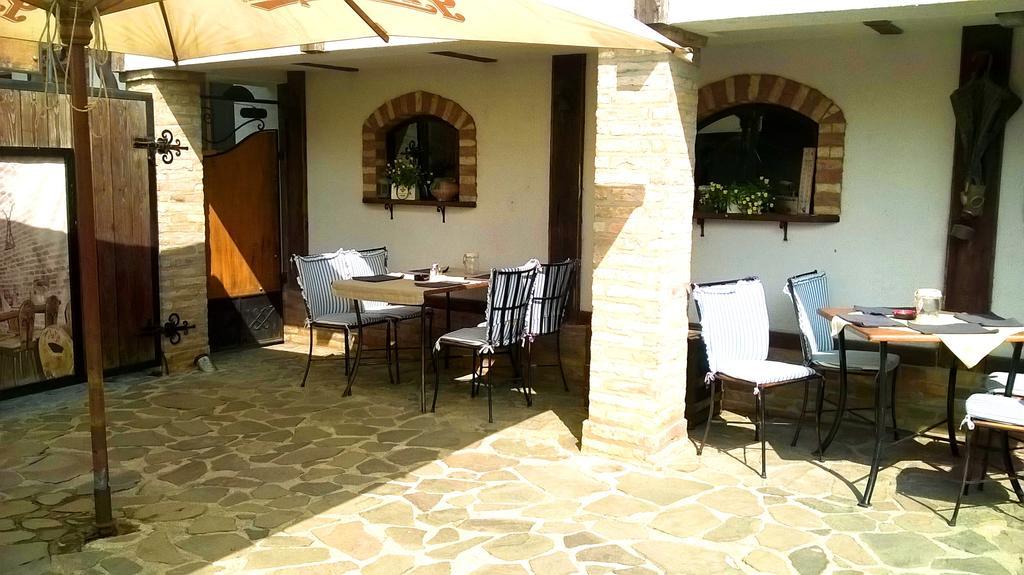 Penzion A Restauracia Toldi Galanta Zewnętrze zdjęcie